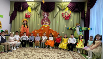 Осенний утренник «Разноцветная осень» в старшей группе Осенний утренник «Разноцветная осень» в старшей группе.
